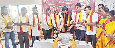 ಚನ್ನರಾಯಪಟ್ಟಣದ ವೈದ್ಯ ಸ್ಕೂಲ್ ಆಫ್ ನರ್ಸಿಂಗ್ ಮತ್ತು ಪ್ಯಾರಾ ಮೆಡಿಕಲ್ ಕಾಲೇಜು ಸಭಾಂಗಣದಲ್ಲಿ ಆಯೋಜಿಸಿದ್ದ  ಕಾರ್ಯಕ್ರಮವನ್ನು ಎಚ್.ಎಲ್.ಮಲ್ಲೇಶಗೌಡ ಉದ್ಘಾಟಿಸಿದರು ಎಚ್.ಎನ್.ಲೋಕೇಶ್, ಬೊಮ್ಮೇಗೌಡ, ದಯಾನಂದ್ ಶೆಟ್ಟಿಹಳ್ಳಿ, ಬಿ.ಎಲ್.ಅರುಣ್, ಜಬೀವುಲ್ಲಾ ಬೇಗ್, ಹನುಮಂತಪ್ಪ ಇತರರಿದ್ದರು.