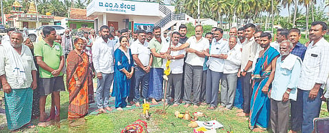 ಚನ್ನರಾಯಪಟ್ಟಣ ತಾಲೂಕು ಎ.ಚೋಳೆನಹಳ್ಳಿ ಗ್ರಾಮದಲ್ಲಿ 65 ಲಕ್ಷ ರೂ.ವೆಚ್ಚದಲ್ಲಿ ಆಯುಷ್ಮಾನ್ ಆರೋಗ್ಯ ಮಂದಿರ ನಿರ್ಮಾಣ ಕಾಮಗಾರಿಗೆ ಶಾಸಕ ಸಿ.ಎನ್.ಬಾಲಕೃಷ್ಣ ಭೂಮಿಪೂಜೆ ನೆರವೇರಿಸಿದರು. ಪಿ. ತೇಜಸ್ವಿನಿ, ಪುಟ್ಟಸ್ವಾಮಿ ಇದ್ದರು.
