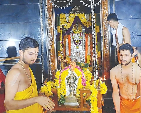 ಪಟ್ಟಣದ ಕೋಟೆ ಶ್ರೀ ರಾಘವೇಂದ್ರಸ್ವಾಮಿಗಳ ಮಠದಲ್ಲಿ ಕಳೆದ ಐದು ದಿನಗಳ ಆರಾಧನೆಯ ಕೊನೆಯ ದಿನವಾದ ಸೋಮವಾರ ವೈಭವದ ಉತ್ತರಾರಾಧನೆಯಂದು ಉಯ್ಯಲೆ ಸೇವೆ ನಡೆಯಿತು.