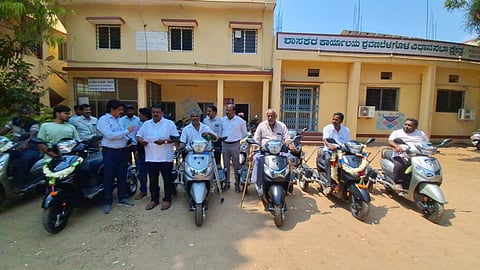 ಚನ್ನರಾಯಪಟ್ಟಣದಲ್ಲಿ ಶಾಸಕ ಸಿ.ಎನ್. ಬಾಲಕೃಷ್ಣ ಅಂಗವಿಕಲರಿಗೆ ದ್ವಿಚಕ್ರ ವಾಹನ ಹಾಗೂ ಪರಿಕರಗಳನ್ನು ವಿತರಿಸಿದರು. ಜಿ.ಆರ್.ಹರೀಶ್, ಉಮಾ ಶಂಕರ್, ಸುಬ್ರಹ್ಮಣ್ಯ, ಗಿರೀಶ್ ಇದ್ದರು.