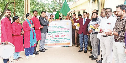 ಗುಂಡ್ಲುಪೇಟೆ ಪಟ್ಟಣದ ಸಾರ್ವಜನಿಕ ಆಸ್ಪತ್ರೆಯ ಆವರಣದಲ್ಲಿ ವಿಶ್ವ ಏಡ್ಸ್ ದಿನಾಚರಣೆ ಅಂಗವಾಗಿ ಆಯೋಜಿಸಿದ್ದ ಜಾಥಾ ಕಾರ್ಯಕ್ರಮಕ್ಕೆ ಬಸವರಾಜ ತಳವಾರ್ ಚಾಲನೆ ನೀಡಿದರು.