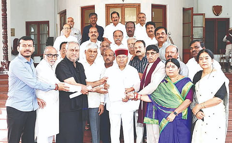 ಬೆಂಗಳೂರಿನಲ್ಲಿ ರಾಜ್ಯಪಾಲ ಥಾವರ್‌ಚಂದ್ ಗೆಹಲೋತ್‌ಗೆ ಶಾಸಕಿ ಕರೆಮ್ಮ ನಾಯಕ ನೇತೃತ್ವದ ಜೆಡಿಎಸ್ ನಿಯೋಗ ಮನವಿ ಸಲ್ಲಿಸಿತು.ಶಾಸಕರಾದ ನೇಮಿರಾಜ್ ನಾಯ್ಕ, ಶಾರದಾ ಪೂರ್ಣನಾಯ್ಕ, ಸ್ವರೂಪ್, ಹರೀಶಗೌಡ, ಬಾಲಕೃಷ್ಣ, ಮಾಜಿ ಸಚಿವ ವೆಂಕಟರಾಯ ನಾಡಗೌಡ ಇತರರಿದ್ದರು.