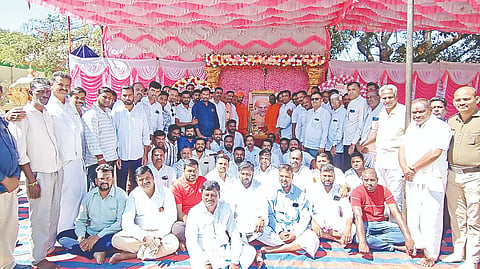 ಗುಂಡ್ಲುಪೇಟೆ ಪಟ್ಟಣದ ಬಸವೇಶ್ವರ ವೃತ್ತದ ಬಳಿ ಡಾ.ಶ್ರೀ ಶಿವಕುಮಾರ ಸ್ವಾಮೀಜಿ ಅವರ ಏಳನೇ ವರ್ಷದ ಪುಣ್ಯ ಸ್ಮರಣೆಯನ್ನು ಆಚರಿಸಲಾಯಿತು. ಮಠಾಧೀಶರು, ಮುಖಂಡರು ಇದ್ದರು.