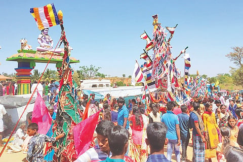 ಗುಂಡ್ಲುಪೇಟೆ ತಾಲೂಕಿನ ಹೊಣಕನಪುರ ಗ್ರಾಮದ ಶ್ರೀ ಓಂಕಾರಸಿದ್ದೇಶ್ವರಸ್ವಾಮಿ ಚಿಕ್ಕಜಾತ್ರೆಯಲ್ಲಿ ಮಕ್ಕಳು ಹಾಗೂ ಮಹಿಳೆಯರು ರಥಗಳನ್ನು ಎಳೆಯುತ್ತಿರುವುದು.