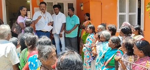 ಪಿಂಚಣಿ ಹಣ ನೀಡುವಂತೆ ಒತ್ತಾಯಿಸಿ ಫಲಾನುಭವಿಗಳು ಗ್ರೇಡ್ -2 ತಹಸೀಲ್ದಾರ್ ಪ್ರಕಾಶ್ ಅವರಿಗೆ ಮನವಿ ಸಲ್ಲಿಸಿದರು. ಕೆ.ಪಿ.ವೃಷಭೇಂದ್ರಸ್ವಾಮಿ, ಸಾಕಮ್ಮ, ಸಿದ್ದಮ್ಮ, ಸರೋಜಮ್ಮ, ತುಳಸಮ್ಮ ಇತರರಿದ್ದರು.