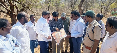 ಮಾರ್ಟಳ್ಳಿ ಸಮೀಪದ ಅರಣ್ಯದಂಚಿನ ಹಾಲೇರಿ ಕೆರೆಗೆ ಶಾಸಕ ಎಂ.ಆರ್. ಮಂಜುನಾಥ್ ಅವರು ಭೇಟಿ ನೀಡಿ ನೀರಾವರಿ ಸೌಕರ್ಯ ಒದಗಿಸುವ ಸಂಬಂಧ ನಕಾಶೆ ವೀಕ್ಷಿಸಿದರು. ಮಹೇಶ್, ರಘುಪತಿ, ರಾಮಕೃಷ್ಣ, ಬಸವೇಶ್ ಇತರರಿದ್ದರು.