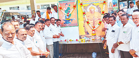 ಹನೂರಿನಲ್ಲಿ ವೀರಶೈವ ಲಿಂಗಾಯತ ಮಹಾಸಭಾದಿಂದ ಡಾ. ಶಿವಕುಮಾರ ಸ್ವಾಮೀಜಿ ಜಯಂತಿಯನ್ನು ಬುಧವಾರ ಆಚರಿಸಲಾಯಿತು. ಸೋಮಶೇಖರ್, ಬಸವರಾಜಪ್ಪ, ಮುರುಡೇಶ್ವರಸ್ವಾಮಿ, ಜಗದೀಶ್ ಇತರರಿದ್ದರು.