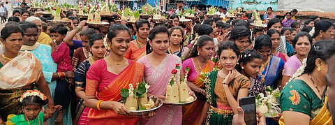 ಹನೂರು ಸಮೀಪದ ಮಂಗಲ ಗ್ರಾಮದಲ್ಲಿ ಕೋಣನ ಮಾರಮ್ಮನ ಹಬ್ಬದ ಹಿನ್ನಲೆ ಹೆಣ್ಣು ಮಕ್ಕಳು ಹಾಗೂ ಮಹಿಳೆಯರು ಮೆರವಣಿಗೆಯಲ್ಲಿ ದೇಗುಲಕ್ಕೆ ತೆರಳಿ ತಂಪುಜ್ಯೋತಿಯನ್ನು ಸಮರ್ಪಿಸಿದರು.   