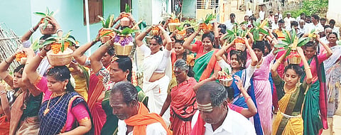 ಪೊನ್ನಾಚಿ ಗ್ರಾಮದಲ್ಲಿ ಮಳೆಗಾಗಿ ಪ್ರಾರ್ಥಿಸಿ ಕೈಗೊಂಡಿದ್ದ ಶ್ರೀ ಬಸವೇಶ್ವರ ಸ್ವಾಮಿಯ ಮಜ್ಜನಾಭಿಷೇಕಕ್ಕೆ ಮಹಿಳೆಯರು ಶ್ರೀ ಮಹಾಂತೇಶ ಸ್ವಾಮೀಜಿ ಅವರ ನೇತೃತ್ವದಲ್ಲಿ ಕುಂಭ ಕಳಸವನ್ನು ಹೊತ್ತು ತಂದರು.