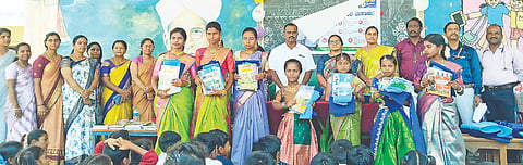 ಹನೂರು ಪಿಎಂಶ್ರೀ ಸರ್ಕಾರಿ ಹಿರಿಯ ಪ್ರಾಥಮಿಕ ಶಾಲೆಯಲ್ಲಿ ತಹಸೀಲ್ದಾರ್ ಕೆ.ಎನ್.ಚೈತ್ರಾ ಮಕ್ಕಳಿಗೆ ಸಮವಸ್ತ್ರ ಹಾಗೂ ಪಠ್ಯಪುಸ್ತಕ ವಿತರಿಸಿದರು. ಶಿವಮಲ್ಲು, ರೇಖಾ ಇತರರಿದ್ದರು. 