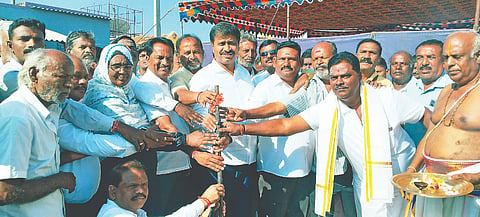 ಹನೂರಿನಲ್ಲಿ ಮಡಿವಾಳ ಸಮುದಾಯ ಭವನ ನಿರ್ಮಾಣಕ್ಕೆ ಶಾಸಕ ಎಂ.ಆರ್. ಮಂಜುನಾಥ್ ಭೂಮಿಪೂಜೆ ನೆರವೇರಿಸಿದರು. ರೇವಣ್ಣ, ವಿಜಯಕುಮಾರ್, ಮಂಜೇಶ್, ಮುಮ್ತಾಜ್‌ಬಾನು ಇತರರು ಇದ್ದರು. 