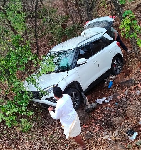 ಹನೂರು ಎಲ್ಲೇಮಾಳ ಮಾರ್ಗದಲ್ಲಿ ಚಾಲಕ ನಿಯಂತ್ರಣ ತಪ್ಪಿದ ಪರಿಣಾಮ ಹಳ್ಳಕ್ಕೆ ನುಗ್ಗಿರುವ ಕಾರು. 