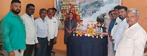 ಹನೂರಿನಲ್ಲಿ ತಾಲೂಕು ಆಡಳಿತದ ವತಿಯಿಂದ ಬುದ್ಧ ಪೂರ್ಣಿಮೆ ಆಚರಿಸಲಾಯಿತು. ಕೆ.ಎನ್ ಚೈತ್ರಾ, ಮಾದೇಶ್, ಶಿವಕುಮಾರ್, ಮಲ್ಲೇಶ್, ಹೇಮಾ ಇತರರಿದ್ದರು. 