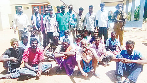 ಗಂಗನದೊಡ್ಡಿಯ ಜಮೀನಿನಲ್ಲಿ ಕಬ್ಬು ಕಟಾವು ಕೆಲಸ ಮಾಡುತ್ತಿದ್ದ ಹೊರ ರಾಜ್ಯದ ಕೂಲಿ ಕಾರ್ಮಿಕರು.