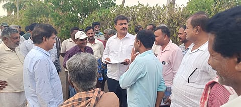 ಉದ್ದನೂರು ಕೆರೆಗೆ ಶಾಸಕ ಎಂ.ಆರ್ ಮಂಜುನಾಥ್ ಭೇಟಿ ನೀಡಿ ಪರಿಶೀಲಿಸಿದರು. ಕುಮಾರಸ್ವಾಮಿ, ಮಂಜೇಶ್, ಗಿರೀಶ್ ಮತ್ತಿತತರಿದ್ದರು. 