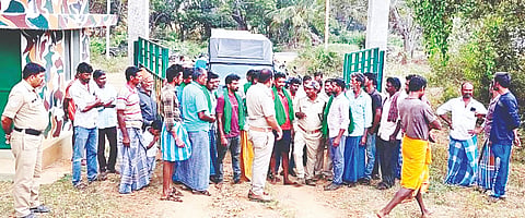 ಲೊಕ್ಕನಹಳ್ಳಿಯಲ್ಲಿ ಸಫಾರಿಯನ್ನು ಸ್ಥಗಿತಗೊಳಿಸುವಂತೆ ಆಗ್ರಹಿಸಿ ರೈತ ಮುಖಂಡರು ವಾಹನ ತಡೆದು ಪ್ರತಿಭಟನೆ ನಡೆಸಿದರು. ಪ್ರಕಾಶ್, ತಮಿಳ್ ಸೆಲ್ವ, ವಡಿವೇಲನ್, ಮನೋಜ್ ಇತರರಿದ್ದ