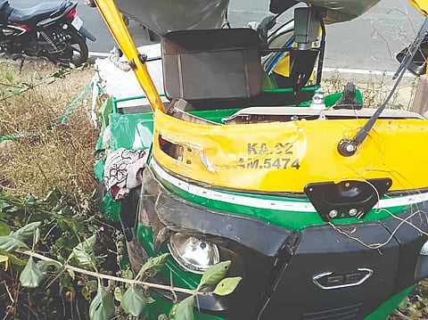 ಚಾಲಕ ನಿಯಂತ್ರಣ ತಪ್ಪಿ, ಮಗುಚಿದ ಆಟೋ 