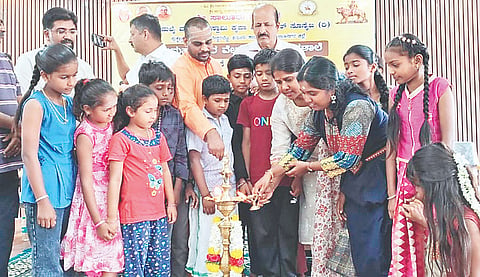 ಶ್ರೀ ಮಲೆ ಮಹದೇಶ್ವರ ಬೆಟ್ಟದ ಸಾಲೂರು ಮಠದಲ್ಲಿ ಆಯೋಜಿಸಿದ್ದ ಬೇಸಿಗೆ ಶಿಬಿರಕ್ಕೆ ಡಾ. ಶ್ರೀ ಶಾಂತ ಮಲ್ಲಿಕಾರ್ಜುನ ಸ್ವಾಮೀಜಿ ಚಾಲನೆ ನೀಡಿದರು. ಹಾಲಸ್ವಾಮಿ, ಇಂದುಮತಿ ಇತರರಿದ್ದರು. 