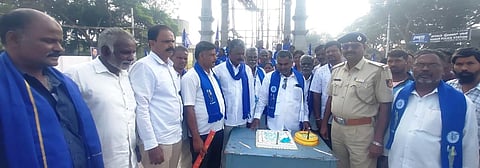ಹನೂರಿನಲ್ಲಿ ದಸಂಸ ಪದಾಧಿಕಾರಿಗಳು ಹಾಗೂ ಕಾರ್ಯಕರ್ತರು ಕೋರೆಗಾಂವ್ ವಿಜಯೋತ್ಸವವನ್ನು ಕೇಕ್ ಕತ್ತರಿಸುವುದು ಮೂಲಕ ಆಚರಿಸಿದರು. ಸಿದ್ದರಾಜು, ಮಹೇಶ್, ಹಿಂಡಯ್ಯ ಇತರರು ಇದ್ದರು. 