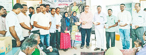 ಹನೂರು ಸರ್ಕಾರಿ ಪ್ರಾಥಮಿಕ ಆರೋಗ್ಯ ಕೇಂದ್ರದಲ್ಲಿ ವಿಶ್ವ ಹಾಲು ದಿನಾಚರಣೆ ಅಂಗವಾಗಿ ರೋಗಿಗಳಿಗೆ ಗುಡ್‌ಲೈಫ್ ಹಾಲು ವಿತರಿಸಲಾಯಿತು. ಉದ್ದನೂರು ಪ್ರಸಾದ್, ಡಾ.ಪ್ರಕಾಶ್, ರಘು, ರವೀಂದ್ರ, ರವಿ ಇತರರಿದ್ದರು.