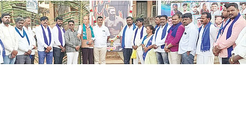 ಹಗರಿಬೊಮ್ಮನಹಳ್ಳಿಯ ರಾಮನಗರದ ಡಾ.ಬಿ.ಆರ್.ಅಂಬೇಡ್ಕರ್ ವೃತ್ತದಲ್ಲಿ ಭೀಮ ಕೋರೆಗಾಂವ್ ವಿಜಯೋತ್ಸವ ಆಚರಿಸಲಾಯಿತು. ರಾಜ್ಯ ರೈತ ಸಂಘದ ಕಾರ್ಯಾಧ್ಯಕ್ಷ ಜೆ.ಎಂ.ವೀರಸಂಗಯ್ಯ, ಪುರಸಭೆ ಅಧ್ಯಕ್ಷ ಎಂ.ಮರಿ ರಾಮಪ್ಪ, ಪ್ರಮುಖರಾದ ದಶಮಾಪುರ ಮರಿಯಪ್ಪ, ಯಡ್ರಮ್ಮನಹಳ್ಳಿ ಮರಿಯಪ್ಪ, ಅರ್ಜುನ್, ಆನಂದೇವನಹಳ್ಳಿ ಎಚ್.ಪ್ರಭಾಕರ, ಕೋಗಳಿ ಉಮೇಶ, ಬ್ಯಾಲಾಳ್ ಮಂಜುನಾಥ ಇತತರಿದ್ದರು.