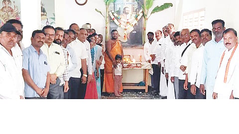 ಹಗರಿಬೊಮ್ಮನಹಳ್ಳಿಯಲ್ಲಿ ಅಮರ ಶಿಲ್ಪಿ ಜಕಣಾಚಾರಿ ಸಂಸ್ಮರಣಾ ದಿನ ಆಚರಿಸಲಾಯಿತು. ಪುರೋಹಿತ ಸಂತೋಷ ಆಚಾರ್, ಸಮುದಾಯದ ತಾಲೂಕು ಅಧ್ಯಕ್ಷ ಹೋಟಲ್ ಸಿದ್ದರಾಜು, ಗೌರವಾಧ್ಯಕ್ಷ ಸಿದ್ಧರಾಮಾಚಾರ್, ಪ್ರಧಾನ ಕಾರ್ಯದರ್ಶಿ ಶಿವಪ್ರಕಾಶ್, ನಿಕಟಪೂರ್ವ ಅಧ್ಯಕ್ಷ ಬಡಿಗೇರ್ ಬಸವರಾಜ ಇತರರಿದ್ದರು.