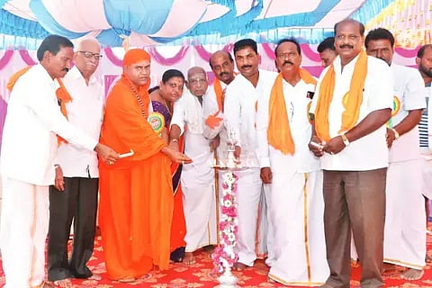 ಹೊಳೆಹೊನ್ನೂರು ಸಮೀಪ ಕಲ್ಲಿಹಾಳ್‌ನಲ್ಲಿ ಶ್ರೀ ಆಂಜನೇಯ ಸ್ವಾಮಿ ನೂತನ ದೇವಾಲಯ ಪ್ರವೇಶ ಕಾರ್ಯಕ್ರಮವನ್ನು ಚನ್ನಗಿರಿ ಕೇದಾರ ಹೀರೆಮಠದ ಶ್ರೀ ಕೇದಾರಲಿಂಗ ಶಿವಶಾಂತವೀರ ಶಿವಾಚಾರ್ಯ ಸ್ವಾಮೀಜಿ  ಎಚ್.ವಾಸು, ಎಚ್.ಎಲ್.ಷಡಾಕ್ಷರಿ ಇತರರಿದ್ದರು.