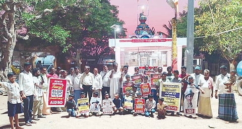 ಸರ್ಕಾರಿ ಶಾಲೆಗಳನ್ನು ಮುಚ್ಚಲು ಸಂಚು ರೂಪಿಸಿರುವ ಸರ್ಕಾರದ ಕ್ರಮವನ್ನು ಗೌಡೂರು ಗ್ರಾಮಸ್ಥರು ಖಂಡಿಸಿದರು. ತಾಪಂ ಮಾಜಿ ಸದಸ್ಯ ರಾಜಾ ಸೇತುರಾಮ್ ನಾಯಕ, ರಾಚಯ್ಯಸ್ವಾಮಿ ಗಣಾಚಾರಿ, ಯಮನೂರಪ್ಪ ಗಾಳಿ, ಸಂಗನಗೌಡ ಇತರರಿದ್ದರು.