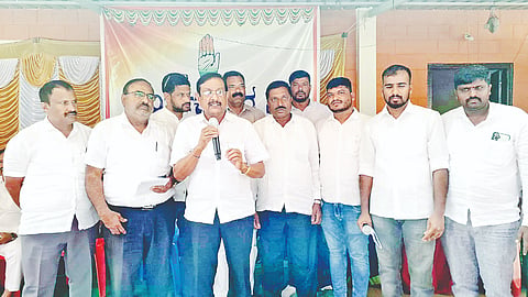  ಹಗರೆಯಲ್ಲಿ ನೆಡೆದ ಕಾಂಗ್ರೆಸ್ ಕಾರ್ಯಕರ್ತರ ಸಭೆಯಲ್ಲಿ ಮಾತನಾಡಿದ ಮಾಜಿ ಸಚಿವ ಬಿ.ಶಿವರಾಂ.