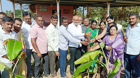  ಬಿಕ್ಕೋಡು ಹೋಬಳಿ ಪಡುವಳಲು ಗ್ರಾಮದಲ್ಲಿ ಕೆರೆ ಏರಿ ಮತ್ತು ನಾಲೆ ಅಭಿವೃದ್ಧಿ ಕಾಮಗಾರಿಗೆ ಶಾಸಕ ಎಚ್.ಕೆ.ಸುರೇಶ್ ಭೂಮಿ ಪೂಜೆ ನೆರವೇರಿಸಿದರು. ಗ್ರಾ.ಪಂ ಅಧ್ಯಕ್ಷೆ ಜಯಮ್ಮ, ಸದಸ್ಯ ಉದಯ್ ಕುಮಾರ್, ಮಾಜಿ ಸದಸ್ಯ ಹರೀಶ್, ಗುತ್ತಿಗೆದಾರ ಗೋಪಾಲ್, ವಾಟೆಹೋಳೆ ಅಣೆಕಟ್ಟು ಸಹಾಯಕ ಇಂಜಿನಿಯರ್ ಸಂದೀಪ್, ಗ್ರಾಮಸ್ಥರಾದ ಮಲ್ಲೇಶ್, ಕಿರಣ್, ಚಂದನ್, ಭಾರತಿ ಚಂದ್ರು, ತೀರ್ಥಭೊಜೇಶ್, ಬಸವರಾಜ್ ಇನ್ನಿತರರು ಇದ್ದರು.