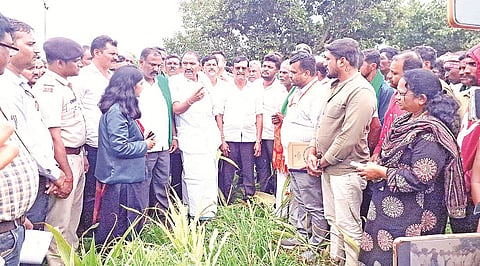 ರಾಮಚಂದ್ರಪುರ ಗ್ರಾಮದಲ್ಲಿ ಸಚಿವ ಕೆ.ಎಂ.ಶಿವಲಿಂಗೇಗೌಡರಿಗೆ ರೈತರು ಮನವಿ ಸಲ್ಲಿಸಿದರು. ಶ್ರೇಯಸ್ ಪಟೇಲ್, ಬಿ.ಶಿವರಾಂ,  ಭೂಮೇಶ್,ಕರ್ಕಿಹಳ್ಳಿ ರಮೇಶ್, ತಾರಾನಾಥ್, ಪಡುವಳಲು ಸಚಿನ್, ಕುಮಾರ್ ಇತರರಿದ್ದರು.