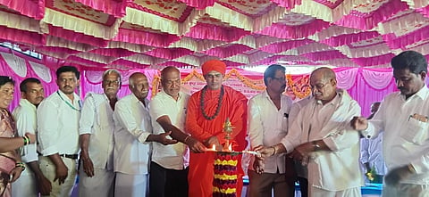 ಮಧುಗಿರಿ ತಾಲೂಕಿನ ಐ.ಡಿ.ಹಳ್ಳಿಯಲ್ಲಿ ಹಮ್ಮಿಕೊಂಡಿದ್ದ ಶಿವ ಸಹಸ್ರ ಬಿಲ್ವಾರ್ಚನೆ ಹಾಗೂ ಧಾರ್ಮಿಕ ಸಭಾ ಕಾರ್ಯಕ್ರಮದಲ್ಲಿ ಶ್ರೀ ಶಾಂತವೀರ ಸ್ವಾಮೀಜಿ, ಧರ್ಮಸ್ಥಳ ಗ್ರಾವಾಭಿವೃದ್ಧಿ ಬಿ.ಸಿ. ಟ್ರಸ್ಟ್ ಜಿಲ್ಲಾ ನಿರ್ದೇಶಕ ಪ್ರವೀಣ್ ಕುವಾರ್, ಯೋಜನಾಧಿಕಾರಿ ಶಶಿಧರ್, ಆರ್.ಎಂ.ಸಿ. ವಾಜಿ ಅಧ್ಯಕ್ಷ ಪಿ.ಟಿ. ಗೋವಿಂದಪ್ಪ ಇದ್ದರು.