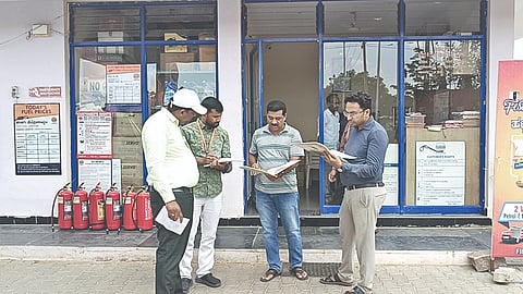 ಇಳಕಲ್ಲದ ಪೆಟ್ರೋಲ್ ಬಂಕ್‌ಗಳಿಗೆ ತಾಲೂಕು ದಂಡಾಽಕಾರಿ ಅಮರೇಶ ಪಮ್ಮಾರ ಭೇಟಿ ನೀಡಿ ಪರಿಶೀಲನೆ ನಡೆಸಿದರು. ಆಹಾರ ನೀರಿಕ್ಷಕ ಮಹಾಂತೇಶ ಗೌಡರ, ಗ್ರಾಮ ಲೆಕ್ಕಾಧಿಕಾರಿ ಮಹಾಂತೇಶ ಕಲ್ಮಠ, ಕಂದಾಯ ನೀರಿಕ್ಷಕ ನವೀನ ಬಲಕುಂದಿ ಇದ್ದರು.