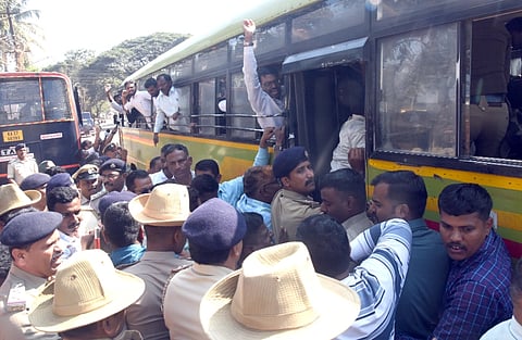 The police stopped and arrested the protesters.