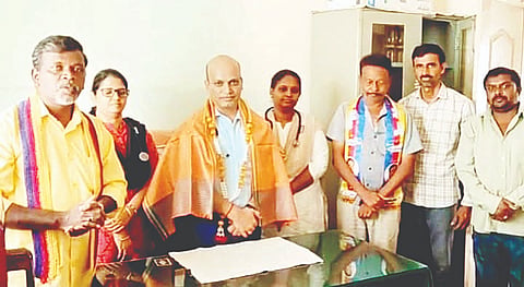 ಗುಂಡ್ಲುಪೇಟೆ ವೈದ್ಯರ ದಿನದ ಅಂಗವಾಗಿ ಆಯುಷ್ ವೈದ್ಯ ಡಾ.ಗುರುಪ್ರಸಾದ್ ಅವರನ್ನು ಸನ್ಮಾನಿಸಲಾಯಿತು.