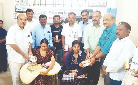 ಗುಂಡ್ಲುಪೇಟೆ ಪಟ್ಟಣದ ತಾಯಿ-ಮಕ್ಕಳ ಆಸ್ಪತ್ರೆಯಲ್ಲಿ ವಿಶ್ವ ಹಾಲು ದಿನಾಚರಣೆ ಅಂಗವಾಗಿ ಚಾಮುಲ್ ವತಿಯಿಂದ ಹಾಲು ವಿತರಿಸಲಾಯಿತು. ನಂಜುಂಡಪ್ರಸಾದ್, ಸುನಿಲ್, ಡಾ.ಮಂಜುನಾಥ್ ಇದ್ದರು.
