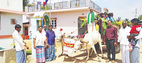 ಗುಂಡ್ಲುಪೇಟೆ ಪಟ್ಟಣದ ಪೇಟೆ ಪ್ರೈಮರಿ ಶಾಲೆಯಲ್ಲಿ ಶಿಕ್ಷಕರು ಹಾಗೂ ಶಿಕ್ಷಣಾಧಿಕಾರಿಗಳು ವಿದ್ಯಾರ್ಥಿಗಳಲ್ಲಿ ಶಾಲೆಗೆ ಸ್ವಾಗತಿಸಿದರು. ಗುಂಡ್ಲುಪೇಟೆ ತಾಲೂಕಿನ ತೊಂಡವಾಡಿ ಗ್ರಾಮದಲ್ಲಿ ವಿದ್ಯಾರ್ಥಿಗಳನ್ನು ಎತ್ತಿನಗಾಡಿಯಲ್ಲಿ ಶಾಲೆಗೆ ಕರೆತರಲಾಯಿತು.