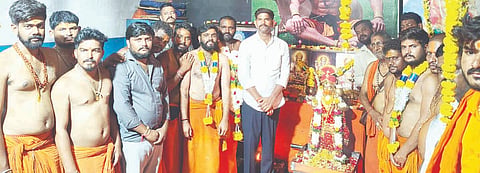 ಕಂಪ್ಲಿಕೊಟ್ಟಾಲ ರಸ್ತೆ ಬಳಿಯ ಅಯ್ಯಪ್ಪಸ್ವಾಮಿ ಗುರುಪೀಠದಲ್ಲಿ ಹನುಮಮಲಾಧಾರಿಗಳ ಇರುಮುಡಿ ಪೂಜಾ ಕಾರ್ಯಕ್ರಮ ನಡೆಯಿತು.