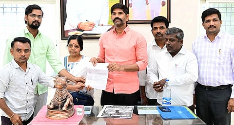 ಕಂಪ್ಲಿಯಲ್ಲಿ ಶಾಸಕ ಜೆ.ಎನ್.ಗಣೇಶ್‌ಗೆ ಅತಿಥಿ ಉಪನ್ಯಾಸಕರ ಸಂಘದಿಂದ ಮನವಿ ಸಲ್ಲಿಸಲಾಯಿತು. 