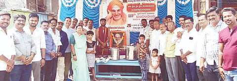ಕಂಪ್ಲಿ ಪೇಟೆ ಬಸವೇಶ್ವರ ದೇವಸ್ಥಾನ ಆವರಣದಲ್ಲಿ ಡಾ.ಶಿವಕುಮಾರ ಸ್ವಾಮೀಜಿ ಜಯಂತ್ಯುತ್ಸವ ಆಚರಿಸಲಾಯಿತು. 
