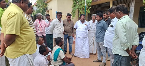ಕಂಪ್ಲಿ ನೀರಾವರಿ ನಿಗಮ ಕಚೇರಿ ಆವರಣದಲ್ಲಿ ಸಮರ್ಪಕ ನೀರು ಪೂರೈಕೆಗೆ ಒತ್ತಾಯಿಸಿ ಎಮ್ಮಿಗನೂರು ರೈತರು ದಿಢೀರ್ ಪ್ರತಿಭಟಿಸಿದರು. ಎಇಇ ಎ.ಶ್ರೀನಿವಾಸ, ರೈತರಾದ ಕೆ.ಖಾಸಿಂಸಾಬ್, ಬುರೆಡ್ಡಿ ಸಣ್ಣ ಜಡೆಪ್ಪ, ಬುರೆಡ್ಡಿ ಬಸವರಾಜ, ಸುಮಂತಸ್ವಾಮಿ, ಪಾರ್ಥನವರ ಜಡೆಪ್ಪ, ಹುಲೆಪ್ಪ ಪಿಂಜಾರ, ಗಾಣಿಗರ ಜಡೆಪ್ಪ, ಗಾಣಿಗರ ರಾಜಶೇಖರ ಇತರರಿದ್ದರು.