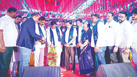 ಕಾಮಗೆರೆಯಲ್ಲಿ ಆಯೋಜಿಸಿದ್ದ ಕಾರ್ಯಕ್ರಮವನ್ನು ಸಚಿವ ಡಾ.ಎಚ್.ಸಿ.ಮಹದೇವಪ್ಪ ಉದ್ಘಾಟಿಸಿದರು. ಎ.ಆರ್.ಕೃಷ್ಣಮೂರ್ತಿ, ಆರ್.ನರೇಂದ್ರ, ಮಣೋರಖ್ಖಿತ ಬಂತೇಜಿ, ಪ್ರೇಮಲತಾ ಕೃಷ್ಣಸ್ವಾಮಿ ಇತರರಿದ್ದರು. 