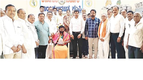 ಕಂಪ್ಲಿ ತಹಸೀಲ್ ಸಭಾಂಗಣದಲ್ಲಿ ನಡೆದ ಅಮರಶಿಲ್ಪಿ ಜಕಣಾಚಾರಿ ಜಯಂತ್ಯುತ್ಸವದಲ್ಲಿ ಬುಕ್ಕಸಾಗರದ ಶಿಲ್ಪಿ ವಿಶ್ವನಾಥಾಚಾರ್‌ರನ್ನು ಗೌರವಿಸಲಾಯಿತು. ತಹಸೀಲ್ದಾರ್ ಜೂಗಲ ಮಂಜುನಾಥ, ವಿಶ್ವಕರ್ಮ ಸಮಾಜದ ಅಧ್ಯಕ್ಷ ಡಿ.ಎ.ರುದ್ರಪ್ಪಾಚಾರ್, ಪದಾಧಿಕಾರಿಗಳಾದ ಡಿ.ಮೌನೇಶ್, ಡಿ.ಕಾಳಾಚಾರ್, ಚಂದ್ರಶೇಖರಾಚಾರ್ ಇತರರಿದ್ದರು.