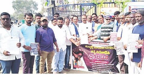 ಕಂಪ್ಲಿಯಲ್ಲಿ ಸಮಾನ ಮನಸ್ಕರ ಪ್ರಗತಿಪರ ಸಂಘಟನೆಗಳ ಒಕ್ಕೂಟದ ಪದಾಧಿಕಾರಿಗಳು ಶಿರಸ್ತೇದಾರ್ ಜಿ.ಪಂಪಾಪತಿಗೆ ಮನವಿ ಸಲ್ಲಿಸಿದರು. ಪದಾಧಿಕಾರಿಗಳಾದ ಕರಿಯಪ್ಪ ಗುಡಿಮನಿ, ವಸಂತರಾಜ ಕಹಳೆ, ನೀಲಪ್ಪ ಪೇಂಟರ್, ಎ.ಎಸ್.ಯಲ್ಲಪ್ಪ, ಕೆ.ಲಕ್ಷ್ಮಣ, ಎಸ್.ಬಸವರಾಜ ಇತರರಿದ್ದರು.