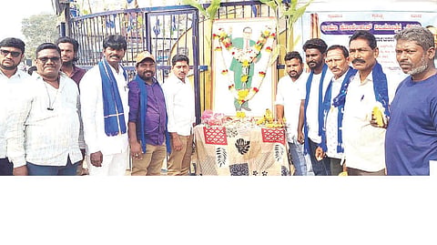 ಕಂಪ್ಲಿಯಲ್ಲಿ ಮಹಾರ್ ವೀರಯೋಧರ ಭೀಮ ಕೋರೆಗಾಂವ್ ವಿಜಯೋತ್ಸವ ಆಚರಿಸಲಾಯಿತು. ಸಮಾನಮನಸ್ಕರ ಪ್ರಗತಿಪರ ಸಂಘಟನೆಗಳ ಒಕ್ಕೂಟದ ಪದಾಧಿಕಾರಿಗಳಾದ ವಸಂತರಾಜ ಕಹಳೆ, ಕೆ.ಲಕ್ಷ್ಮಣ, ಮರಿಸ್ವಾಮಿ ಸಣಾಪುರ, ಕರಿಯಪ್ಪ ಗುಡಿಮನಿ, ಸಿ.ಬಸವರಾಜ ಇತರರಿದ್ದರು. 