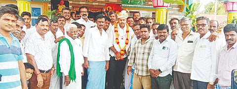  ಕೆ.ಆರ್.ನಗರ ತಾಲೂಕಿನ ಕಾಳೇನಹಳ್ಳಿ ಹೊಸಕೊಪ್ಪಲು ಗ್ರಾಮದಲ್ಲಿ ಹಮ್ಮಿಕೊಂಡಿದ್ದ ಮಾರಮ್ಮ ದೇವಾಲಯದ 5ನೇ ವರ್ಷದ ವಾರ್ಷಿಕೋತ್ಸವದಲ್ಲಿ ಶಾಸಕ ಡಿ.ರವಿಶಂಕರ್ ಅವರನ್ನು ಗ್ರಾಮಸ್ಥರು ಸನ್ಮಾನಿಸಿದರು. ಕೆ.ಪಿ.ಜಗದೀಶ್, ಮಹದೇವ್, ರಾಮೇಗೌಡ, ಎಚ್.ಪಿ.ಸ್ವಾಮಿ, ದೇವೇಂದ್ರ, ಸಿದ್ದೇಗೌಡ, ಕೆ.ಎಸ್.ಮಂಜುನಾಥ್, ಕುಮಾರ್, ಪ್ರಕಾಶ್, ಕೆ.ಎಂ.ಶರತ್, ಚಿಕ್ಕತಮ್ಮೇಗೌಡ, ಮಾದೇಗೌಡ, ಪುಟ್ಟರಾಮು, ಪುಟ್ಟಸ್ವಾಮಿ, ಗಿರೀಶ್, ಶಿವರಾಮು, ಮಹದೇವ್, ಶಂಕರ್ ಇದ್ದರು.