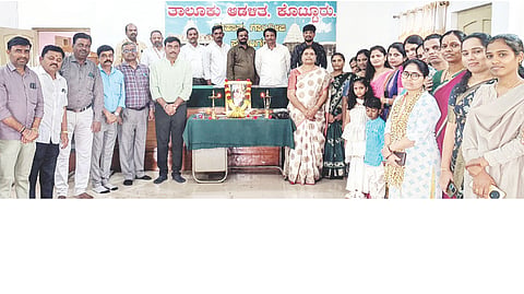 ಕೊಟ್ಟೂರು ತಾಲೂಕು ಕಚೇರಿಯಲ್ಲಿ ಅಮರಶಿಲ್ಪಿ ಜಕಣಾಚಾರಿ ಸಂಸ್ಮರಣಾ ದಿನ ಆಚರಿಸಲಾಯಿತು. ತಹಸೀಲ್ದಾರ್ ಅಮರೇಶ ಜಿಕೆ,  ಉಪನ್ಯಾಸಕ ಡಾ.ಜಗದೀಶ ಚಂದ್ರಭೋಸ್, ಗ್ರೇಡ್-2 ತಹಸಿಲ್ದಾರ್ ಎಂ ಪ್ರತಿಭಾ, ಶಿರಸ್ತೇದಾರ್ ಕೆ ಎಂ ಕೊಟ್ರಮ್ಮ ,ಉಪತಹಸಿಲ್ದಾರ್ ಅನ್ನದಾನೇಶ ಬಿ ಪತ್ತಾರ್, ವಿಶ್ವಕರ್ಮ ಸಮಾಜದ ಪ್ರಮುಖ ಕಾಳಾಚಾರಿ ಇತರರಿದ್ದರು.
