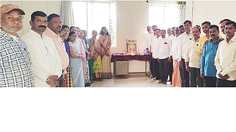 ಕೂಡ್ಲಿಗಿ ತಾಲೂಕು ಕಚೇರಿಯಲ್ಲಿ ಅಮರ ಶಿಲ್ಪಿ ಜಕಣಾಚಾರಿ ಸಂಸ್ಮರಣಾ ದಿನ ಆಚರಿಸಲಾಯಿತು. ತಹಸೀಲ್ದಾರ್ ವಿ.ಕೆ.ನೇತ್ರಾವತಿ, ಉಪ ತಹಸೀಲ್ದಾರ್ ಮದ್ದಲೇಟಿ, ವಿಶ್ವಕರ್ಮ ಸಮಾಜದ ಉಪಾಧ್ಯಕ್ಷ ಬಡಿಗೇರ್ ನಾಗರಾಜ, ಪ್ರಮುಖರಾದ ವಿರುಪಾಪುರ ಚಂದ್ರಚಾರಿ, ಲಕ್ಷ್ಮಣಾಚಾರಿ, ಶ್ರೀಧರಾಚಾರಿ, ಎ.ಮಂಜುನಾಥ, ಸಿಡೇಗಲ್ಲು ಬಸವರಾಜ ಇತರರಿದ್ದರು.