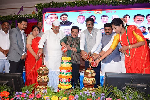 ಹೊಸಪೇಟೆಯಲ್ಲಿ ಶನಿವಾರ ನಡೆದ ಜಿಲ್ಲಾ ಮಟ್ಟದ ಗ್ಯಾರೆಂಟಿ ಉತ್ಸವ ಸಚಿವ ಜಮೀರ್ ಅಹ್ಮದ್ ಖಾನ್ ಉದ್ಘಾಟಿಸಿದರು. ಗ್ಯಾರಂಟಿ ಅನುಷ್ಠಾನ ಪ್ರಾಧಿಕಾರದ ರಾಜ್ಯ ಅಧ್ಯಕ್ಷ ಎಚ್.ಎಂ.ರೇವಣ್ಣ, ಉಪಾಧ್ಯಕ್ಷರಾದ ಎಸ್.ಆರ್.ಮೆಹರೂಜ್ ಖಾನ್, ಸೂರಜ್ ಎಂ.ಎನ್.ಹೆಗಡೆ, ಡಾ.ಪುಷ್ಪಾ ಅಮರನಾಥ, ಜಿಲ್ಲಾ ಅಧ್ಯಕ್ಷ ಕುರಿ ಶಿವಮೂರ್ತಿ, ಹುಡಾ ಅದ್ಯಕ್ಷ ಇಮಾಮ್ ನಿಯಾಜಿ, ಜಿಲ್ಲಾಧಿಕಾರಿ ಕವಿತಾ ಎಸ್.ಮನ್ನಿಕೇರಿ, ಜಿಪಂ ಸಿಇಒ ಅಕ್ರಂ, ಎಸ್ಪಿ ಎಸ್.ಜಾಹ್ನವಿ ಇತರರಿದ್ದರು.