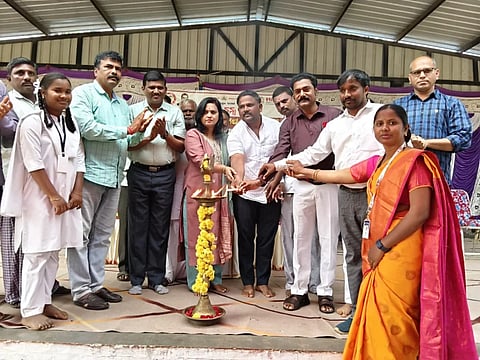 ಹೊಸಪೇಟೆ ತಾಲೂಕಿನ ಮಲಪನಗುಡಿ ಗ್ರಾಮದ ಸರ್ಕಾರಿ ಶಾಲೆ ಆವರಣದಲ್ಲಿ  ಮಕ್ಕಳ ಮಾನಸಿಕ ಆರೋಗ್ಯದ ಜಾಗೃತಿ ಕಾರ್ಯಕ್ರಮ ಗ್ರಾಪಂ ಅಧ್ಯಕ್ಷೆ ಶಿವಗಂಗಮ್ಮ ಉದ್ಘಾಟಿಸಿದರು. 